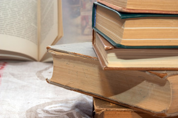 在赤道正上方的同步卫星距离地球中心的高度都相等吗？