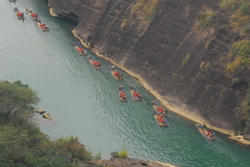 在赤道正上方的同步卫星距离地球中心的高度都相等吗？