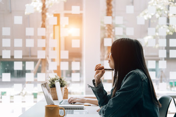 在赤道正上方的同步卫星距离地球中心的高度都相等吗？