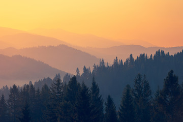 在赤道正上方的同步卫星距离地球中心的高度都相等吗？