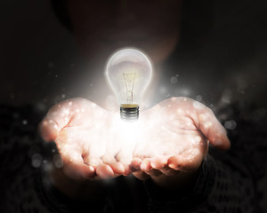 在赤道正上方的同步卫星距离地球中心的高度都相等吗？