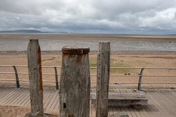 在赤道正上方的同步卫星距离地球中心的高度都相等吗？