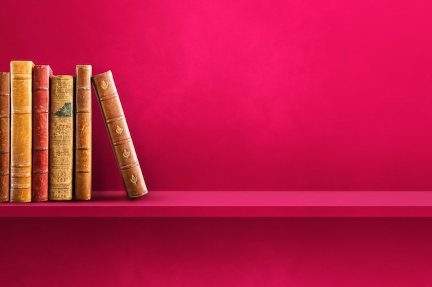 在赤道正上方的同步卫星距离地球中心的高度都相等吗？