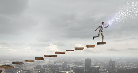 在赤道正上方的同步卫星距离地球中心的高度都相等吗？